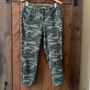 Universal Thread High Rise Skinny Crop Pants Camouflage